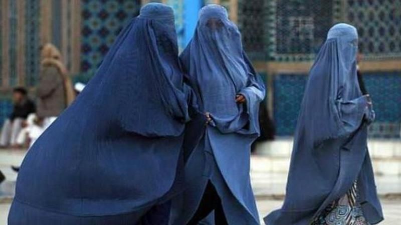 Az ultrák muszlim nőnek öltöztek egy új törvény miatt